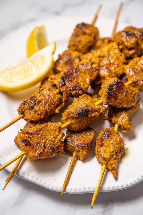 Pinchos Morunos (Spanish Pork Skewers) Spanish Pork Tenderloin Recipes, Pintxos Recipes, Spanish Tapas Party, Vegan Pork, Spanish Pork, Easy Spanish Recipes, Pork Kebabs, Pork Kabobs, Spanish Tapas Recipes