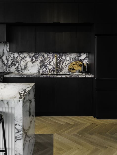 Project designed and renovated by Phoenix Grey https://www.phoenixgreydesign.com/ Marble Kitchen Inspiration, Kitchen With Black Cabinets, Kitchen With Marble, White Marble Kitchen, Grand Kitchen, Black And White Kitchen, Kitchens Luxury, Dream Kitchens Design, Home Luxury