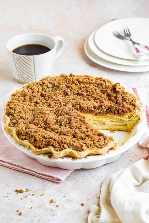 Brown sugar creates a crunchy streusel topping on the top of this absolutely delicious, easy-to-make sour cream apple pie. #dessert #dessertideas #easydesserts Sour Cream Apple Pie, Desert Board, Pie Contest, Pie Pastry Recipe, Blackberry Dessert, Make Sour Cream, Homemade Pies, Dessert Pie, Pie Pie