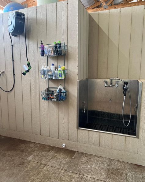 Horse Bathing Station, Horse Wash Rack, Stable Plans, Dog Wash Station, Dog Bathing, Wash Station, Mini Barn, Horse Washing, Bathroom Stall