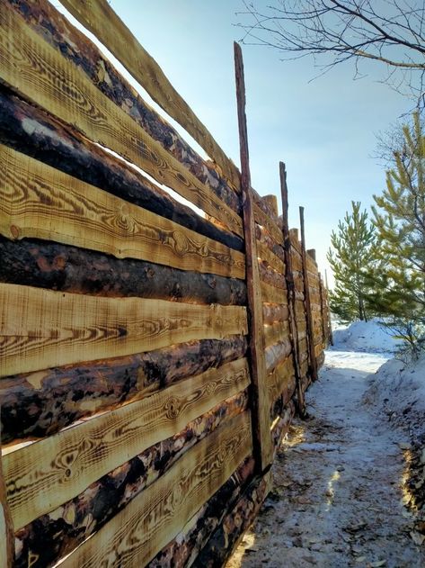 Log Fence Ideas Diy, Log Fence Ideas, Green Wall Garden, Log Fence, Outdoor Fire Pit Area, Diy Backyard Fence, Wood Fence Design, Log Cabin Ideas, Natural Fence