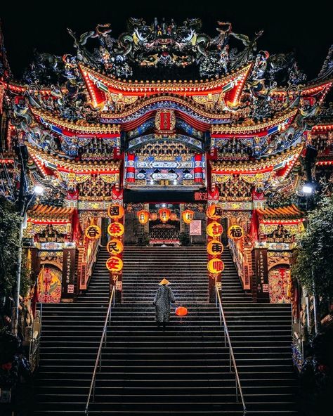 Many of Taiwan's temples are built in a traditional Chinese style,with ornate roofs, intricate carvings,and vibrant colors. 📷 @rkrkrk_1 Chinese Architecture Traditional, Neon Wonderland, Chinese Temple, Asian Architecture, Taiwan Travel, Chinese Architecture, China Travel, Food Tips, Fantasy Landscape