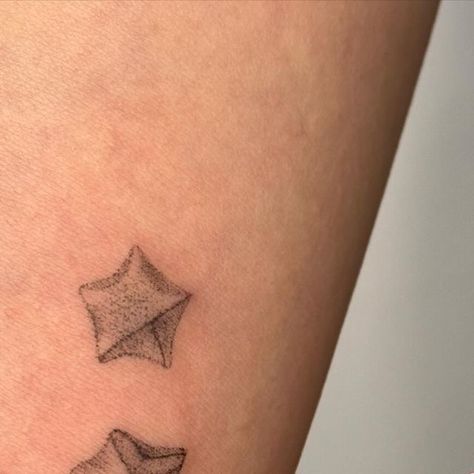 Flash Tattoos For Guys, Paper Star Tattoo, Pretty Tattoo, Los Angeles Tattoo, 3 Tattoo, Kawaii Tattoo, Star Tattoo, Flash Tattoos, Paper Stars