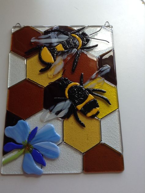 Fused glass bees Fused Glass Bee Hive, Fused Glass Bees, Fused Glass Artwork, Glass Fusing Projects, Glass Art Projects, Glass Fusion, Glass Fusing, Glass Projects, Glass Fish