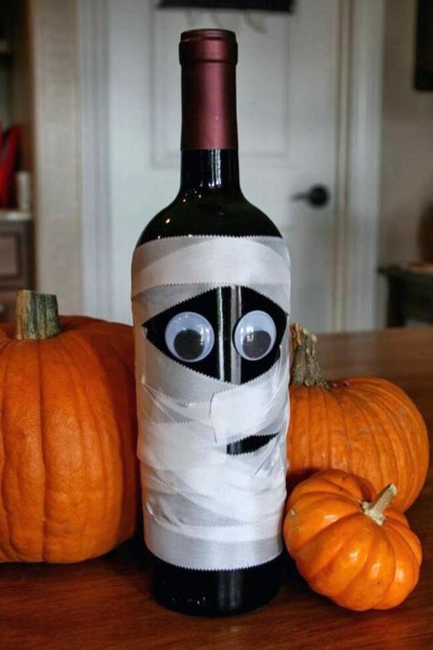 Mummy wine bottle Diy Halloween Party, Halloween Party Decor Diy, Halloween Fest, Adult Halloween Party, Wine Bottle Diy Crafts, Halloween Dinner, Wine Bottle Diy, Halloween Party Diy, Halloween Drinks