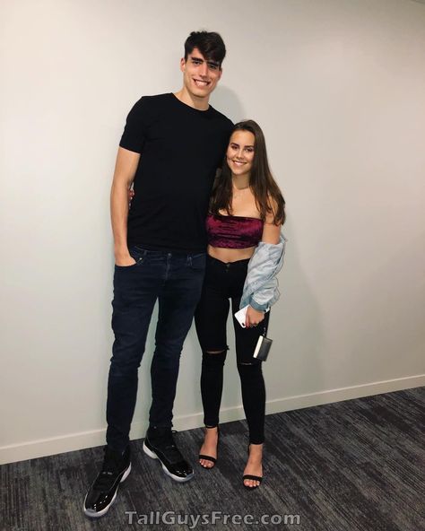 Girlfriend Halloween Costumes, Short Girlfriend Tall Boyfriend Couples, Drawing Cute Couple, Same Height Couples, Tall Boy Short Girl, Halloween Costumes Couple, Tall Boyfriend Short Girlfriend, Short Girlfriend, Short Girl Problems