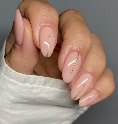 Subtle Almond Nail Designs, Cute Nude Nails With Design, Gold Cute Nails, Nail Art On Nude Nails, Neutral Bridesmaid Nails, Nude Design Nails, Basic Nude Nails, Nude Almond Nails With Design, Nails Nude Design