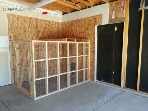 Doggy run inside garage with dog door to go inside or outside. great idea Airline Pet Carrier, Dog Kennel Cover, Diy Dog Kennel, Dog Spaces, House Garage, Dog Yard, Pet Spaces, Dog Pen, Dog Area