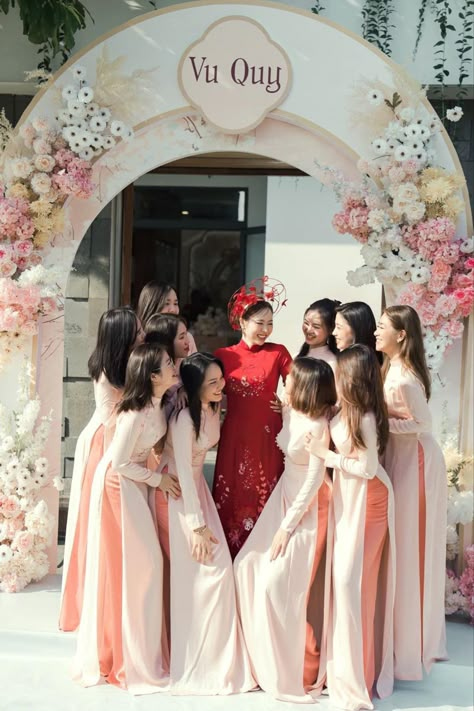 Traditional Vietnamese Wedding, Tea Ceremony Wedding, Tea Ceremony Dress, Wedding Group Photos, Wedding Theme Color Schemes, Qipao Wedding, Bridal Party Poses, Vietnamese Wedding, Wedding Portrait Poses