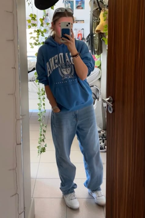 Soft Tomboy Aesthetic, Soft Masculine Aesthetic Women, Stem Lesbian Fall Outfits, Winter Lesbian Outfits, Stem Lesbian Style Winter, Masc Lesbian Outfits Jeans, Bi Girl Aesthetic Outfit, Tomboy Femme Style Outfits, Masc Lesbian Outfits Y2k