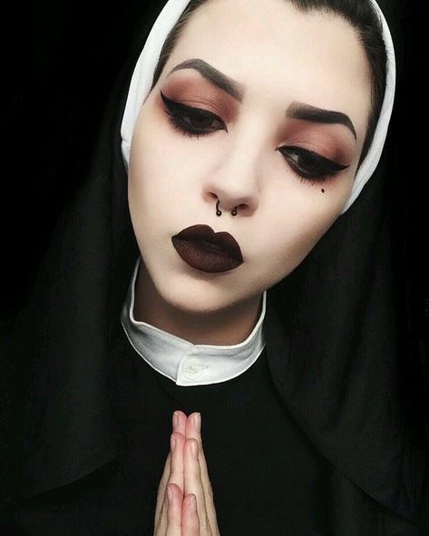 Nun Halloween Costume, Costume Makeup Tutorial, Nun Halloween, Nun Costume, Halloween Coustumes, Halloween Makeup Scary, Halloween Makeup Inspiration, Ange Demon, Green Makeup