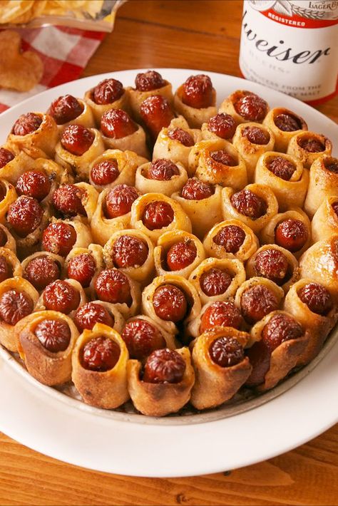 Pull-Apart Pigs In A BlanketDelish Comfort Food Appetizers, Party Food Easy Appetizers, Fall Appetizers Easy, Fingerfood Baby, Last Minute Appetizer, Halloween Finger Foods, Halloween Appetizers Easy, Fall Party Food, Finger Foods For Kids