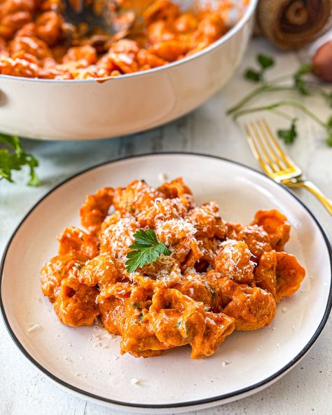 High Protein Vodka Pasta- Creamy and delicious vegetarian pasta with high-protein — The Global Vegetarian High Protein Vodka Pasta, Protein Vodka Pasta, Barilla Protein Pasta, Pasta Recipe Creamy, Vodka Pasta Recipe, Protein Pasta Recipes, Vegetarian High Protein, Cottage Cheese Pasta, Vodka Sauce Pasta