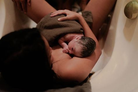 mom holding newborn in bath tub after water birth at home Water Birth Photography, Home Birth Photography, Birth At Home, Magical Water, Water Birth, Birth Photographer, Hawaii Homes, Birth Photography, Home Birth