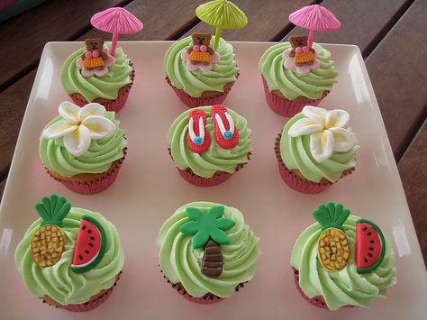 luau cupcakes Moana Cupcakes, Hawaii Cupcakes, Cupcakes Images, Hawaiian Cupcakes, Luau Cupcakes, Summer Cupcakes, Cute Umbrellas, Fresh Fruit Recipes, Luau Theme Party