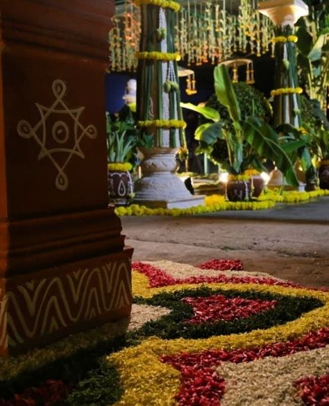 Traditional Tamil Wedding Decor, Traditional Telugu Wedding Decor, Telugu Wedding Aesthetic, Telugu Wedding Decoration, Tamil Wedding Decoration, Rangoli For Wedding, Onam Decoration, Floral Rangoli, Hindu Wedding Decorations