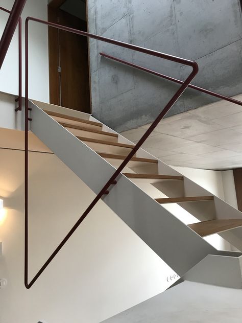 Stairs Wall Design Modern, Modern Railing Design, Metal Railing Design, Simple Handrail, Stairs Wall Design, Creative Stairs, Handrails For Stairs, Staircase Detail, Stairs Railing