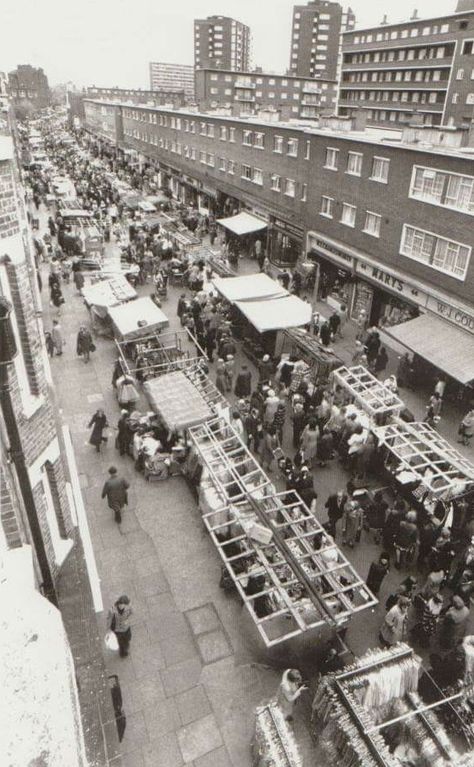 East Street Market Walworth South East London England in the 1970's Bermondsey London, Historical London, 19th Century London, Southeast London, London Market, South Street, Travel Foodie, Uk History, Travel Culture