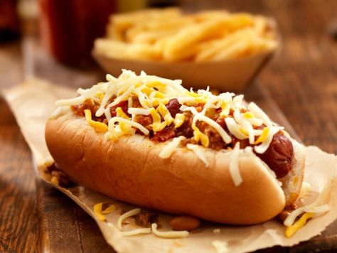 A lanchonete Sandugão Sanduicheria oferece mais de 20 sabores de hot dog em seu cardápio e, para que os clientes possam provar mais de um por vez, existe o rodízio de cachorros-quentes por R$ 25 Chili Cheese Hot Dog, Chili Dog Chili Recipe, Chicago Hot Dog, Hot Dog Toppings, Chili Cheese Dogs, Cheese Dog, Veggie Dogs, Chili Dogs, Tailgate Food