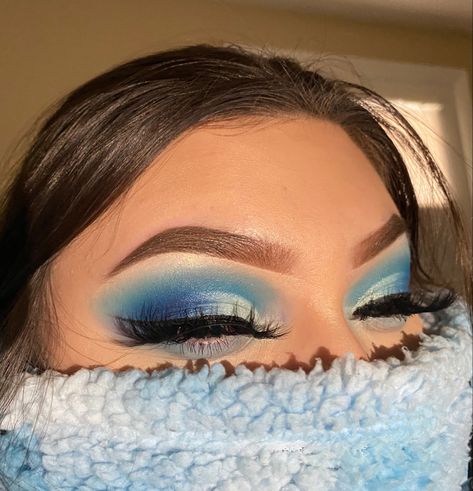 Blue Cutcrease Eyemakeup, Blue Glam Eyeshadow, Light Blue Make Up Looks, Blue Prom Eyeshadow, Blue And Brown Makeup Looks, Royal Blue And Gold Makeup Looks, Baby Shower Makeup Ideas Blue, Quinceñera Makeup, Baby Blue Makeup Looks