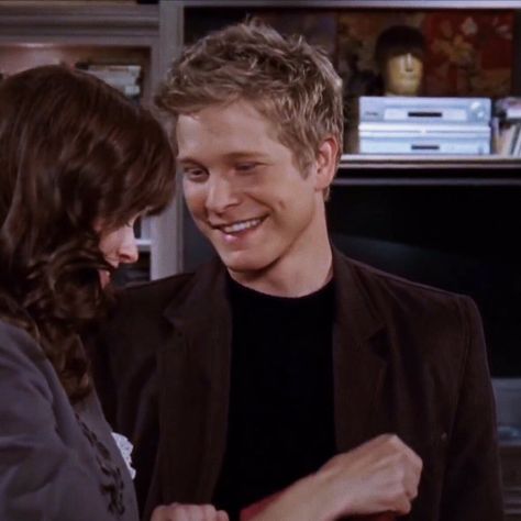 Logan Gilmore, Gilmore Girls Logan, Logan Huntzberger, He Looks At Her, Rory And Logan, Freetime Activities, Gilmore Guys, Matt Czuchry, Team Logan