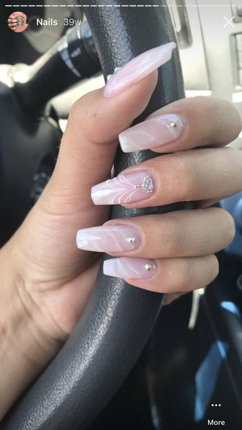 Almond Nails Designs Gems, Classy Nails With Gems, Classy Nails With Rhinestones, Nail Gem Designs Simple Rhinestones, Nails With Gems Rhinestones, Almond Nails With Gems, Nail Gem Designs, Weding Nails, Tan Nail Designs