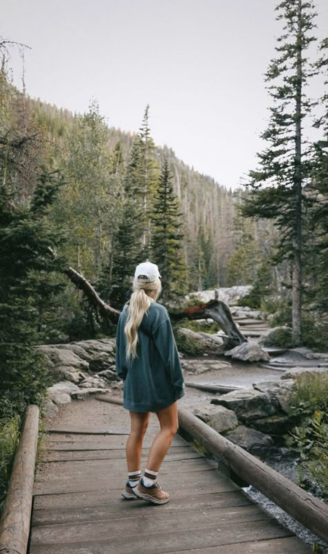 Cute Hiking Outfit, Granola Girl Aesthetic, Hiking Fits, Hiking Outfits, Colorado Outfits, Hiking Outfit Women, Hiking Pictures, Adventure Aesthetic, Going Viral