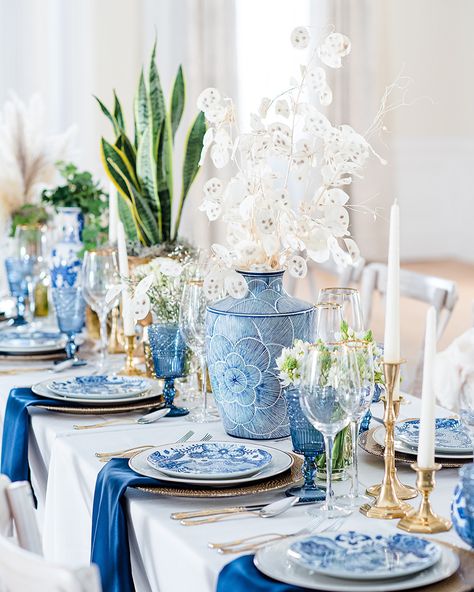 A Southern Charm Meets Mediterranean Style in Charleston✨ The charm of Charleston, South Carolina, coupled with the aesthetic elegance of Greek culture, served as the canvas for a wedding-styled photoshoot. At the heart of the creative process was @elizabethelkins.events. The incorporation of blue accents in an all-white wedding inspiration and the choice of olive dresses for the bridesmaids showcased her unique flair for harmonizing colors and themes. Click the link in the bio to see the f... Greek Inspired Wedding, Blue Wedding Details, Floral Tablescape, White Tablescape, Chinoiserie Wedding, Southern Vintage, Beautiful Wedding Centerpiece, Halloween Tablescape, Neutral Wedding Colors