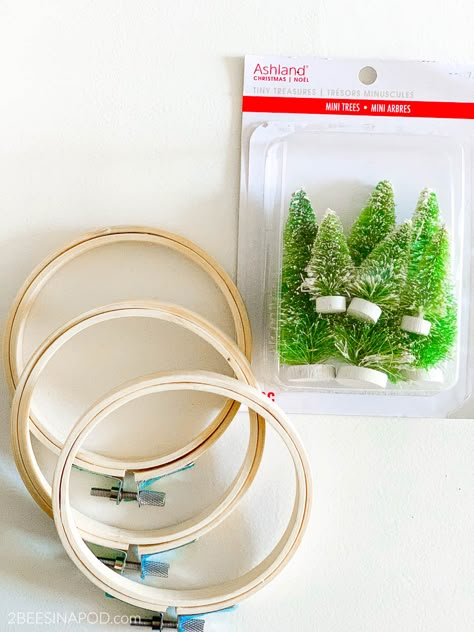 Diy With Embroidery Hoop, Easy Diy Embroidery, Embroidery Hoop Ornaments, Hoop Ornaments, Embroidery Christmas Ornaments, Hoop Crafts, Fall Crafting, Embroidery Hoop Art Diy, Holiday Wreaths Diy