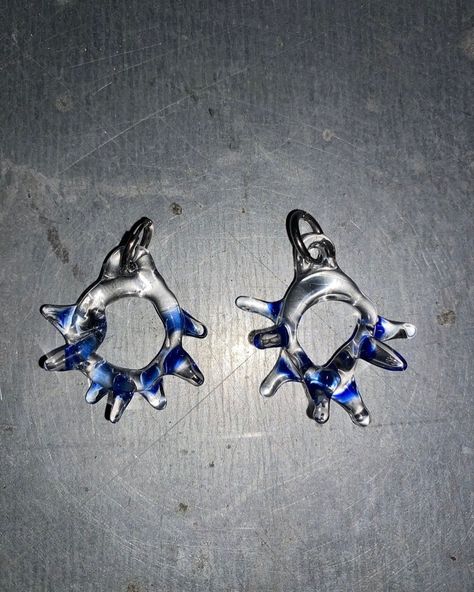 Pia Glassworks - sparkles earrings Borosilicate Glass Art, Apoc Store, Resin Jewlery, Moo Moo, Glass Inspiration, Glass Jewellery, Fused Glass Jewelry, Sparkle Earrings, Mix Media