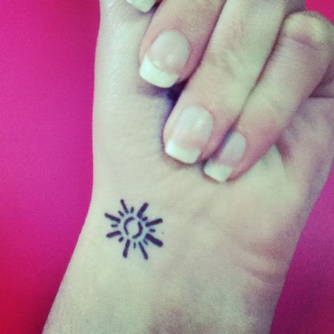 Chasing the sun tattoo from the Wanted's Chasing the Sun video. would never get it, but it's still awesome! The Sun Tattoo, Small Sun Tattoo, Sun Tattoo Meaning, Simple Sun Tattoo, Tattoo Sonne, Ink Link, Sun Tattoo Designs, Sun Tattoos, Chasing The Sun