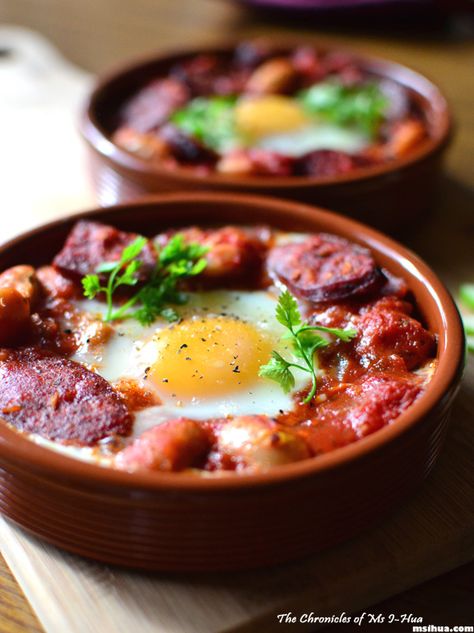 bakedEggsChorizo_end Spanish Baked Eggs, Spanish Eggs, Spanish Breakfast, Sunday Breakfast, Egg Dish, Tapenade, Baked Eggs, An Egg, Puerto Rican