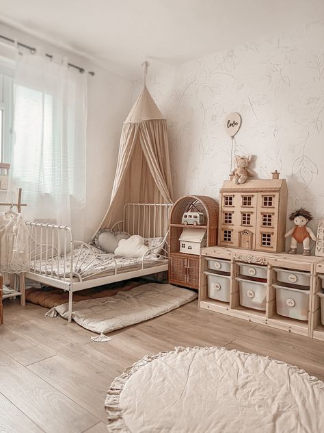 Kids room decor ikea bed trofast ikea Beige Kids Room, Kids Room Aesthetic, Dolly Room, Trofast Ikea, Toddler And Baby Room, Baby Room Storage, Scandi Bedroom, Boho Kids Room, Ikea Trofast