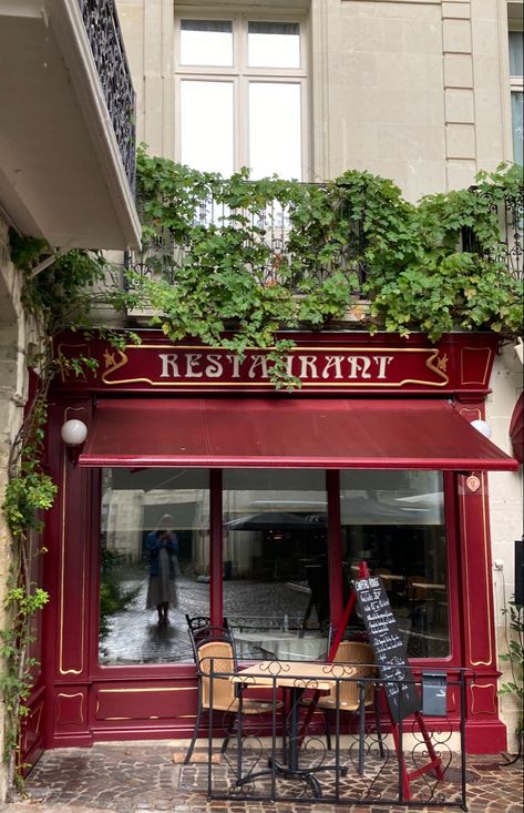 cute red cafe in the rain Red Cafe Interior, Red Cafe Aesthetic, Red Coffee Shop, Exterior Window Design, Bar Logo Ideas, Italian Cafe Interior, Mini Bookstore, Bonnie's Bakery, Menu Cafeteria