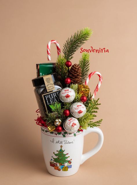 Diy Home Gifts Ideas, Christmas Cup Gift Ideas, Xmas Hamper Ideas, Homemade Gift Baskets, Christmas Hamper, Christmas Baskets, Christmas Gift Basket, Christmas Gift Baskets, Homemade Christmas Gifts