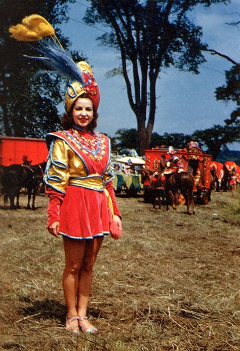 Fun Circus Outfit Fairground Photography, Vintage Circus Performers, Ringling Brothers Circus, Old Circus, Circus Performer, Showgirl Costume, Ringling Brothers, Circus Sideshow, Book Of Circus