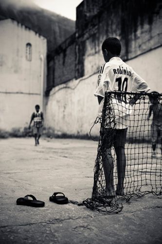 Dit is een kindje op de straat aan een goal. Ik heb deze gekozen omdat Ronaldo vroeger ook altijd op de straat was te vinden omdat hij aan het voetballen was met zijn vrienden. Soccer Photoshoot, Street Football, Street Soccer, Soccer Photography, Stuff Animals, Soccer Inspiration, Soccer Life, Play Vehicles, Football Love