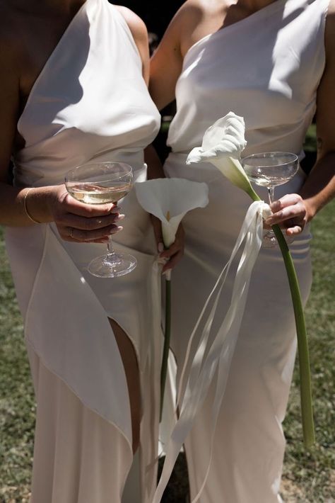 Simple Bridesmaid Bouquets, Single Flower Bouquet, Simple Wedding Bouquets, White Bridesmaid, Bridesmaid Flowers, Wedding Mood, Dreamy Wedding, Timeless Wedding, Bridesmaid Bouquet