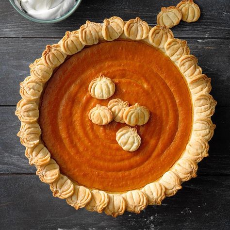 Best Pumpkin Pie Recipe, Pie Crust Designs, Pie Decoration, Fall Pies, Best Pumpkin Pie, Traditional Pumpkin, Pumpkin Pie Recipe, Overnight Oat, Holiday Pies