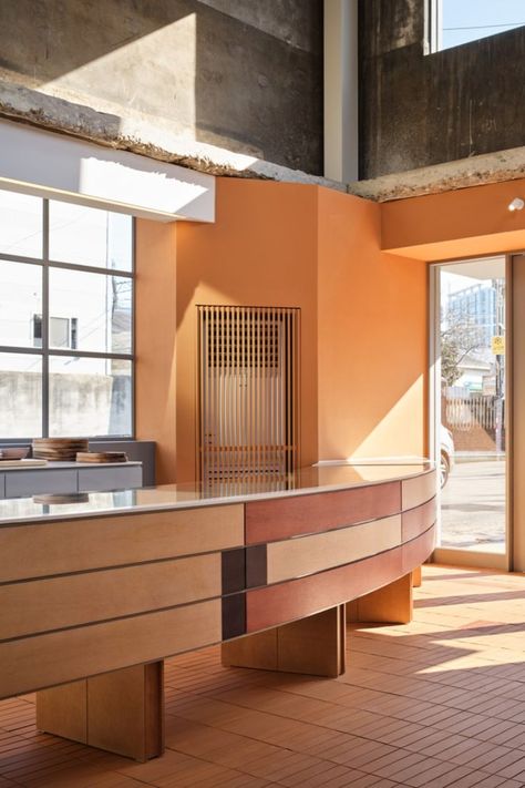 The red brick exterior of Seoul’s PONT Mullae Cafe cuts a striking figure against the city’s backdrop of glass and steel skyscrapers. Studio Stof designed the roastery and cafe’s interiors, doubling down on all the things that make the building so distinct and leaning into its adaptive reuse. Photography: Kim Donggyu #design #interiors #inspiration Korean Coffee Shop, Brick Cafe, Reused Furniture, Red Brick Exteriors, Seoul Cafe, Modern Coffee Shop, London Cafe, Brick Interior, Glass Store