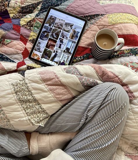 Cozy College Aesthetic, Christmas Lists Aesthetic, Winter Outfit Vintage, Fall Vision Board Ideas, Winter Semester Aesthetic, Winter Vision Board Aesthetic, December Vision Board, December Vibes Aesthetic, November Aesthetic Cozy