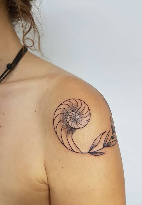 seashell tattoo © tattoo artist Aline Wata ❤🐚❤🐚❤🐚❤🐚❤ Nautilus Tattoo, Rose Gold Tattoo, Seashell Tattoo, Trippy Tattoo, Spiral Tattoos, Wave Tattoo Design, Seashell Tattoos, Ocean Tattoo, Shell Tattoos