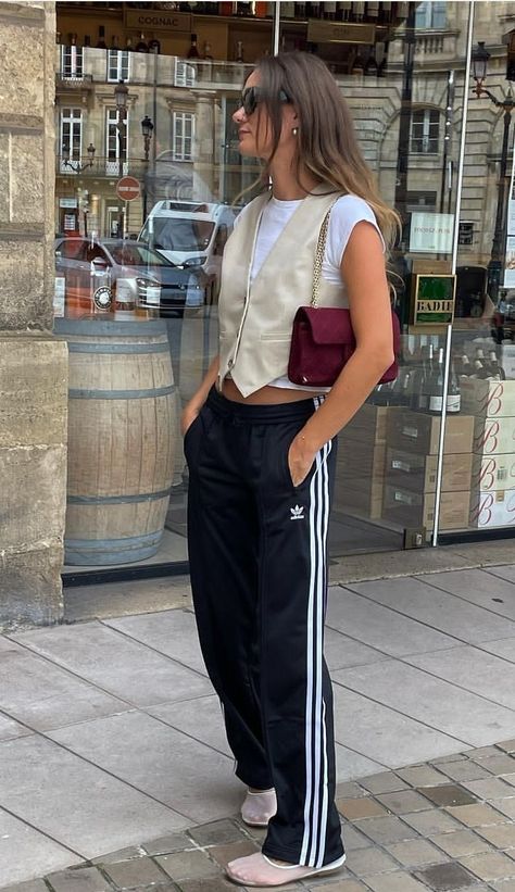 Adidas Track Pants Outfit, Adidas Street Style, Adidas Pants Outfit, Sporty Chic Outfits, Looks Adidas, Casual Sporty Outfits, Track Pants Outfit, Adidas Hose, Sporty Pants