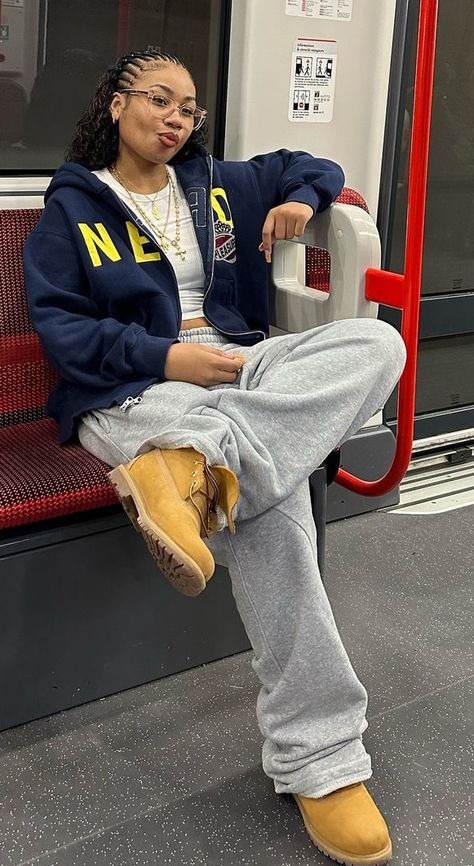 Timbs Outfits, Timberland Outfit, Pakaian Hipster, Timberland Outfits, Street Style Outfits Casual, College Fits, Tomboy Outfits, Timberlands, Outfit Inspo Casual