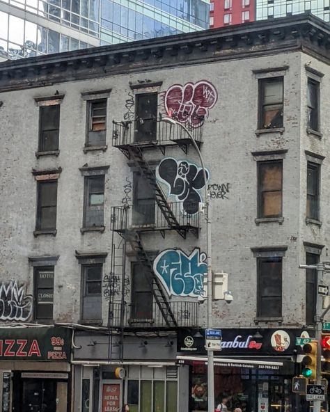 New York Apartment 2000s, Broke Apartment Aesthetic, Graffiti Apartment, Downtown Mtv Aesthetic, Mtv Downtown Aesthetic, Apartment Grunge, City Grunge Aesthetic, Grunge Building, Grunge City Aesthetic