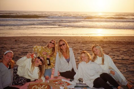 girls night pizza picnic beach dinner sunset friends photo inspo film photography 35mm kodak gold contax t2 postcard girls summer Beach Pizza Picnic, Contax T2 Photography, Beach Photo With Friends, Film Photography Friends, Beach Film Photography, Friendgroup Aesthetic, Beach Pizza, Pizza Picnic, Summer On Film