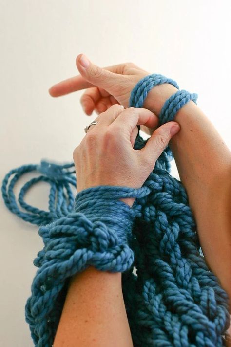 Arm Knitting How-To Photo Tutorial and PDF Arm Knitting For Beginners, How To Arm Knit, Arm Knit, Arm Scarf Knitting, Arm Knitting Tutorial, Arm Knitting Yarn, Finger Knitting Projects, Finger Knitting, Bind Off