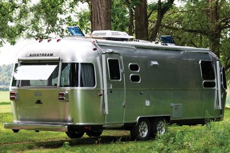 Off Grid Camping, Airstream Globetrotter, Off The Grid Living, Tiny Campers, Airstream Camping, Retro Trailers, Cool Rvs, Airstream Rv, Airstream Travel Trailers