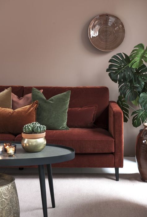 Bordeaux Sofa Living Rooms, Copper Sofa Living Room Ideas, Terra Cotta Sofa, Maroon Couch Living Room Ideas, Maroon Couch Living Room, Red Leather Couch Living Room, Burgundy Couch Living Room, Maroon Couch, Maroon Living Room