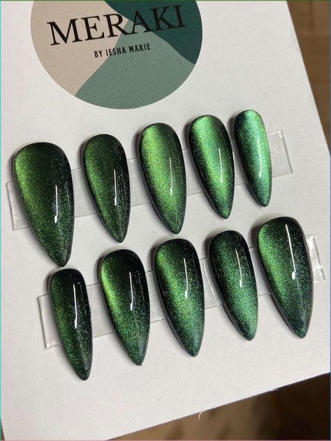 Black Green Cat Eye Nails, Cool Press On Nails, Cateye Green Nails, Press On Nails Green, Green Nails Cat Eye, Green And Black Nail Art, Cat Eye Nails Green, Loki Nails, Green Cat Eye Nails